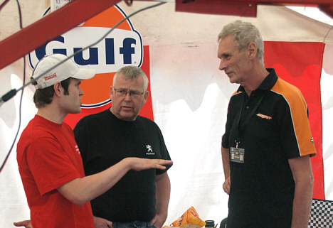 Nils K. (t.v.) og teamchef Gert Vestergaard (i midten) er i pitteltet altid klar til en snak omkring racingteknik i Formel Ford.